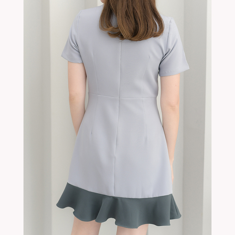 kudapy เดรสสั้นสีชมพูเข้ม/สีเทาฟ้า คอแหลมแต่งระบายชาย จัดแมทช์คู่สีโดนๆ ทรงสวยเข้ารูป งานเย็บกลับซับใน