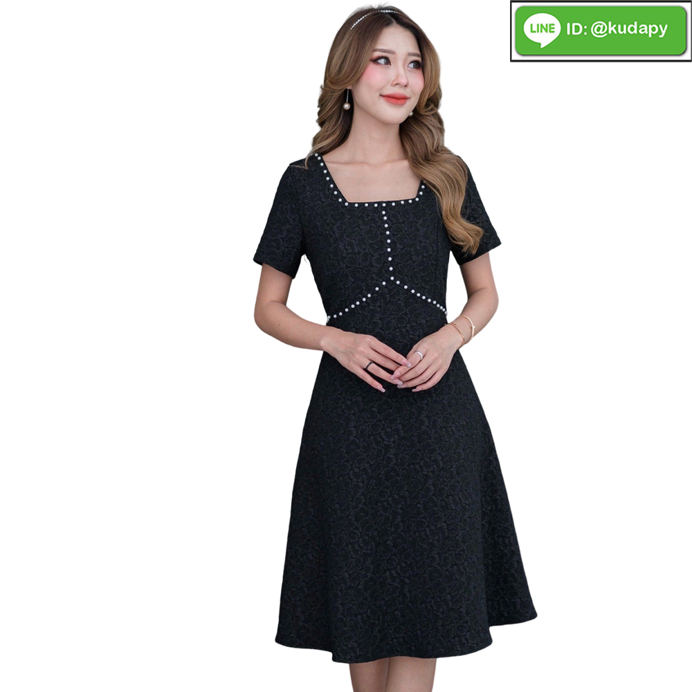 kudapy เดรสสั้รปักลายนูนสีชมพูโอรส สีดำ คอเหลี่ยม แขนสั้น ลายผ้าเป็นลายนูนดอกเล็กๆ ทรงสวยเป็นงานทรงบานเล็กน้อยพรางสะโพกได้