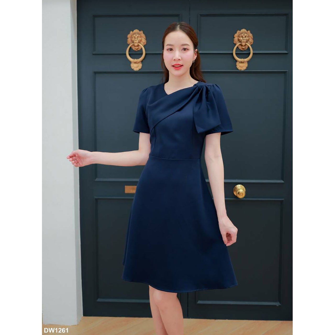 kudapyเดรสสั้นสีชมพู/สีกรม/สีขาว กระโปรงทรงบานแต่งโบว์ไหล่