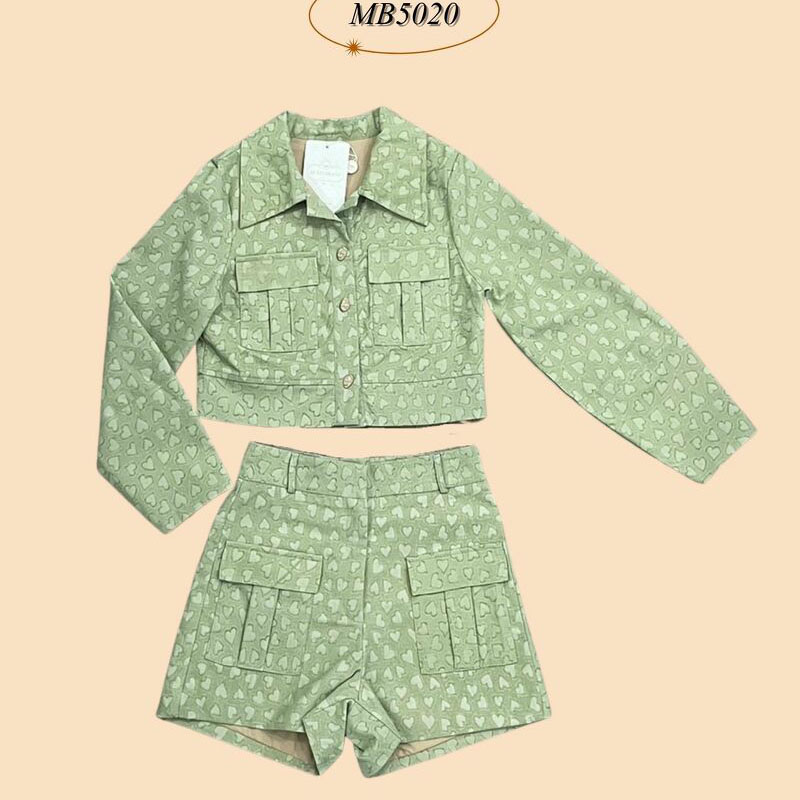 kudapy ชุดเซ็ท 2 ชิ้นสีเหลือง/สีเขียว เสื้อแขนยาวลายหัวใจ ใส่คู่กับกางเกงขาสั้นทำให้ดูขาเรียว สีโทนละมุนดีต่อใจ เหมาะกับการใส่ไปคาเฟ่แบบชิคๆ