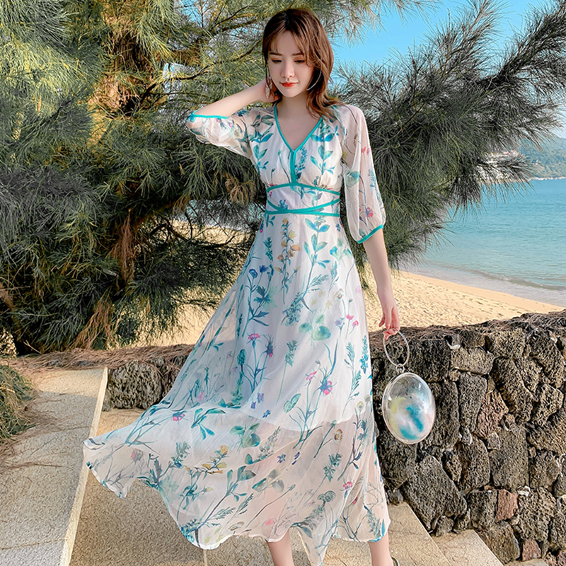 kudapy แม็กซี่เดรสผ้าชีฟองเนื้อดีสีขาวครีม มีลายเส้นในตัว พิมพ์ลายดอกไม้ คอวี ตัดขอบรอบคอเสื้อ L