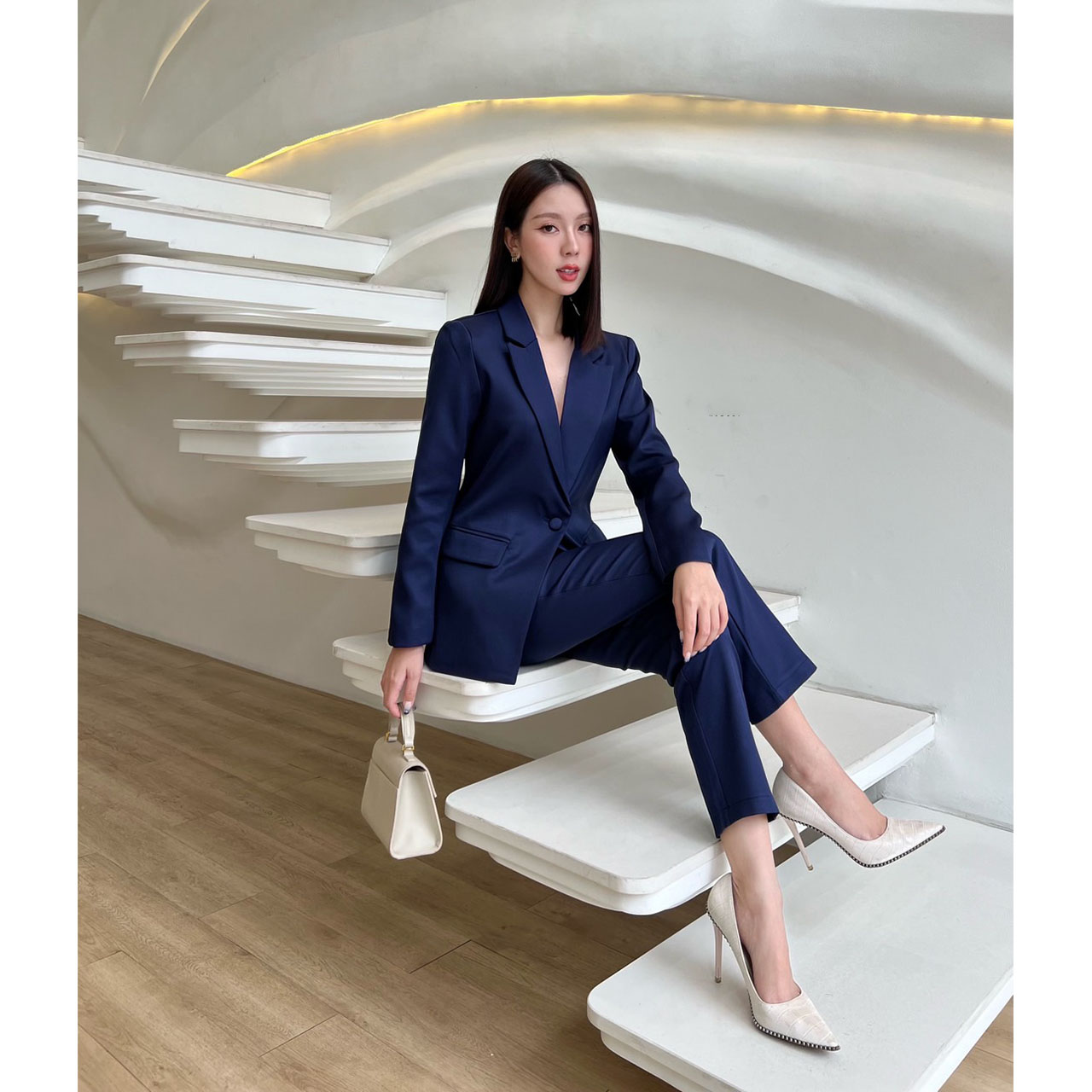 kudapy ชุดเสื้อสูทมีซับในอย่างดี แต่งกระดุมผ้าเดียวกับสีชุด มาคู่กับกางเกงขายาวใส่สบาย กระเป๋าใช้งานได้จริงทั้งเสื้อและกางเกง