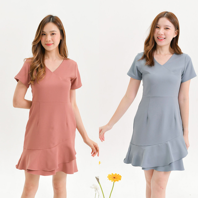 kudapy เดรสสั้นสีฟ้าเข้ม/สีชมพูอมน้ำตาล คอวีแขนสั้น ดีไซน์ปาดหน้า แพทเทิร์นตัดต่อเอว ช่วงกระโปรงเลเยอร์ระบาย2ชั้น