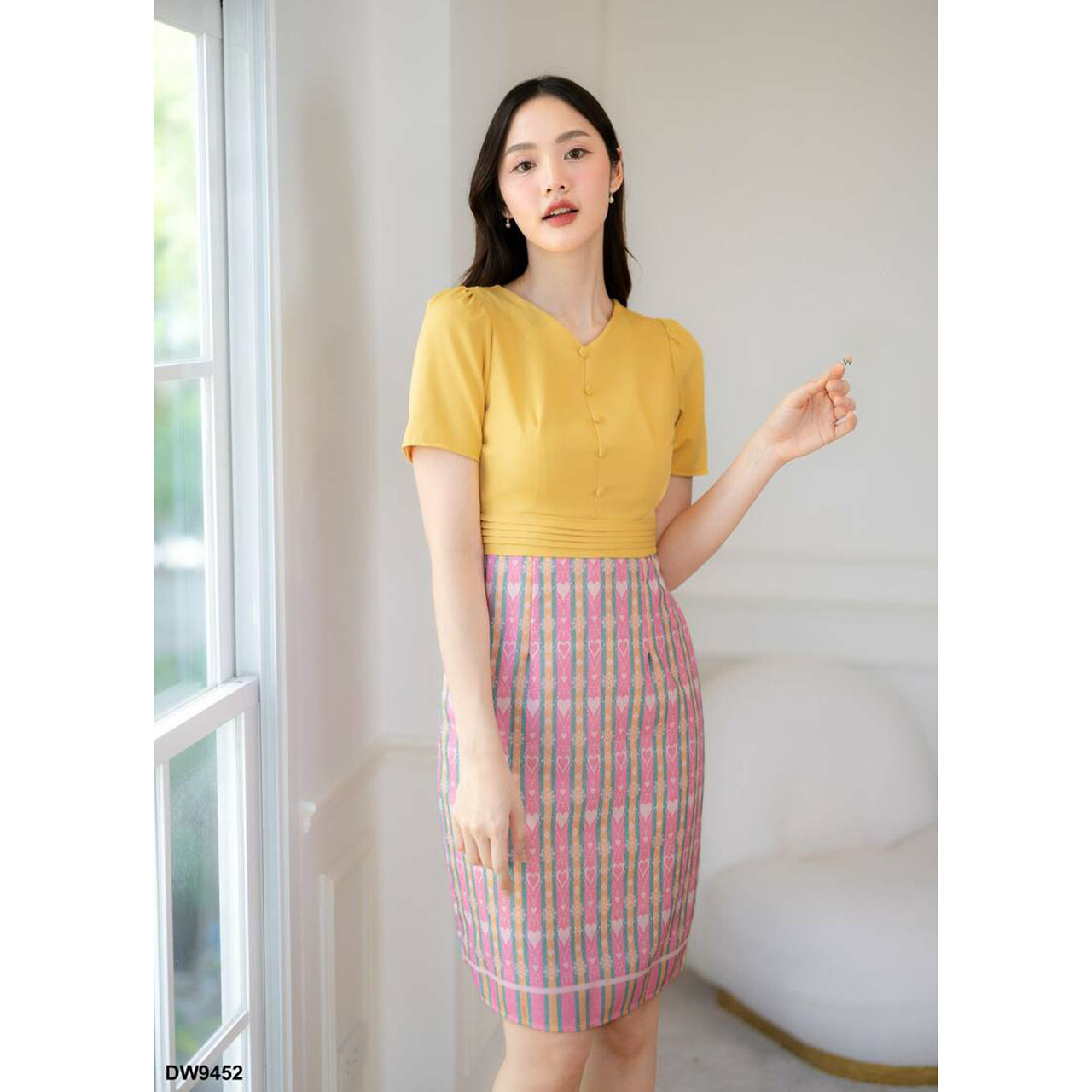 kudapy เดรสสั้นสีชมพู/สีกรม/สีม่วง/สีเหลือง คอวีกระโปรงผ้าไทยลายหัวใจ