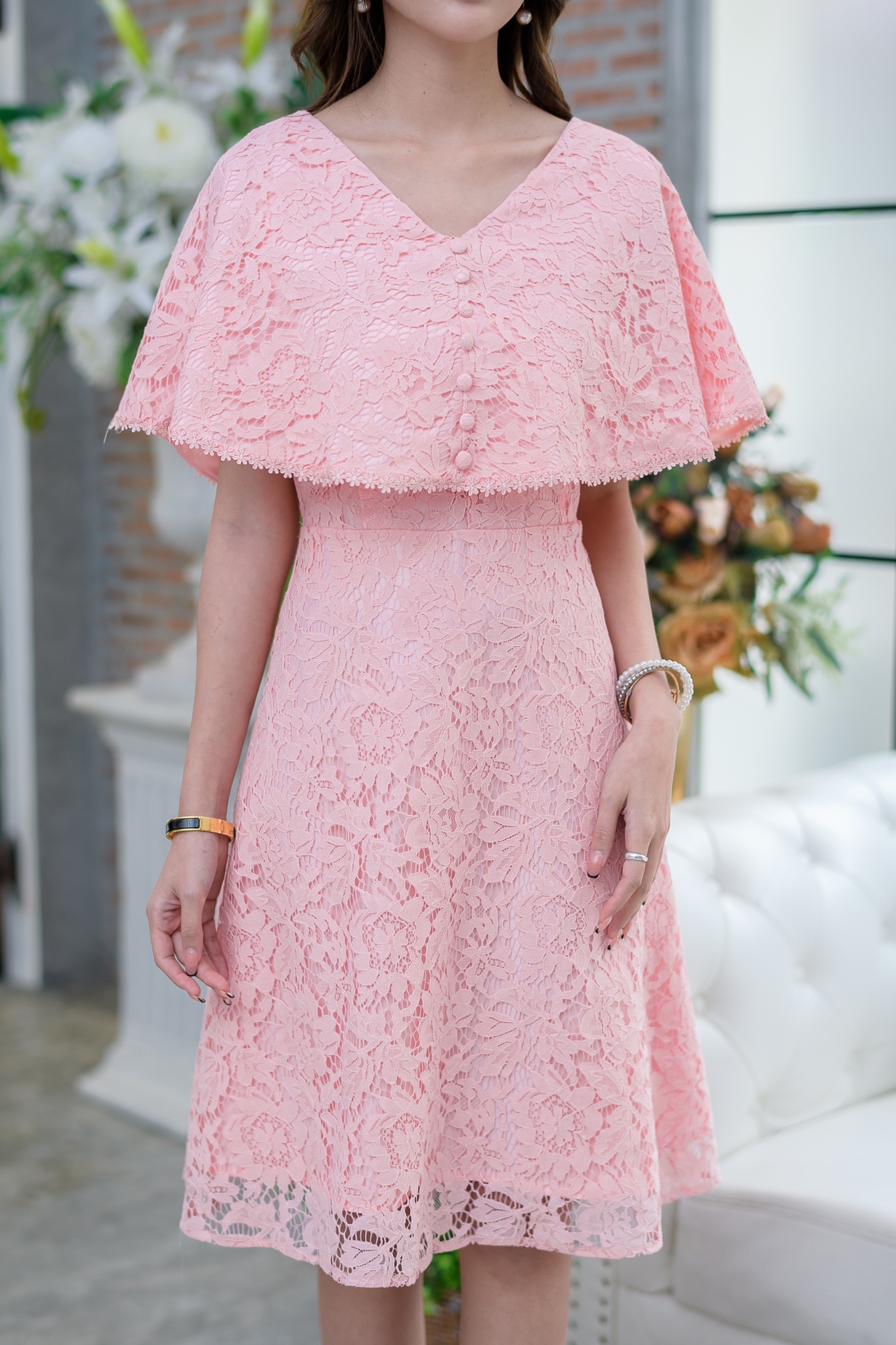 kudapy เดรสสั้นไปงานผ้าลูกไม้เนื้อนิ่มสีเขียว ,สีชมพูโอรส แต่งคลุมไหล่รอบตัวไปถึงด้านหลัง ด้านหน้าอกแต่งกระดุมตามแบบ