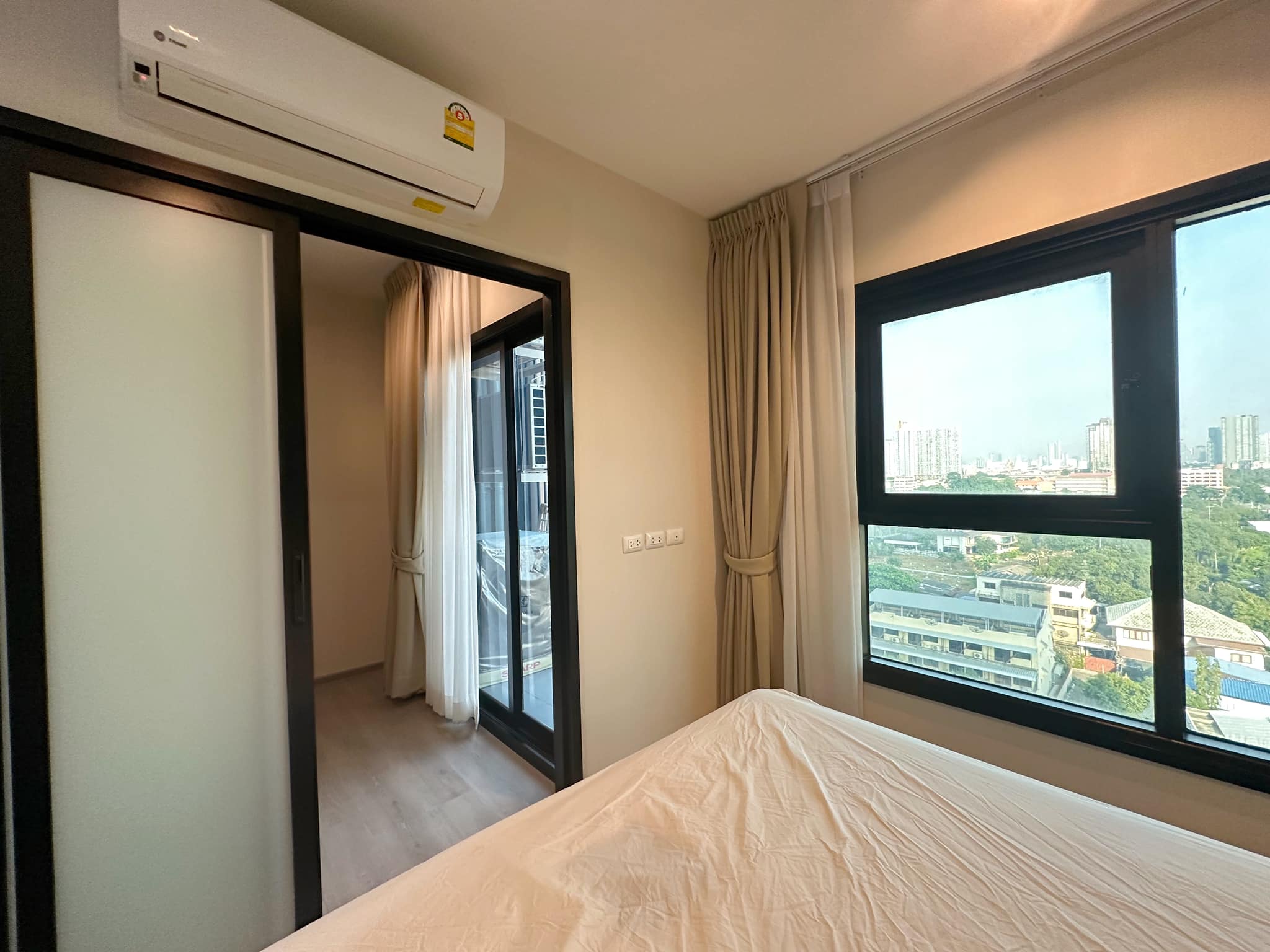 ให้เช่าคอนโด The Base Phetkasem (เดอะ เบส เพชรเกษม) - ตกแต่งเฟอร์ครบน่าอยู่มีเครื่องซักผ้า - การเดินทาง: ใกล้รถไฟฟ้า MRT เพชรเกษม 48