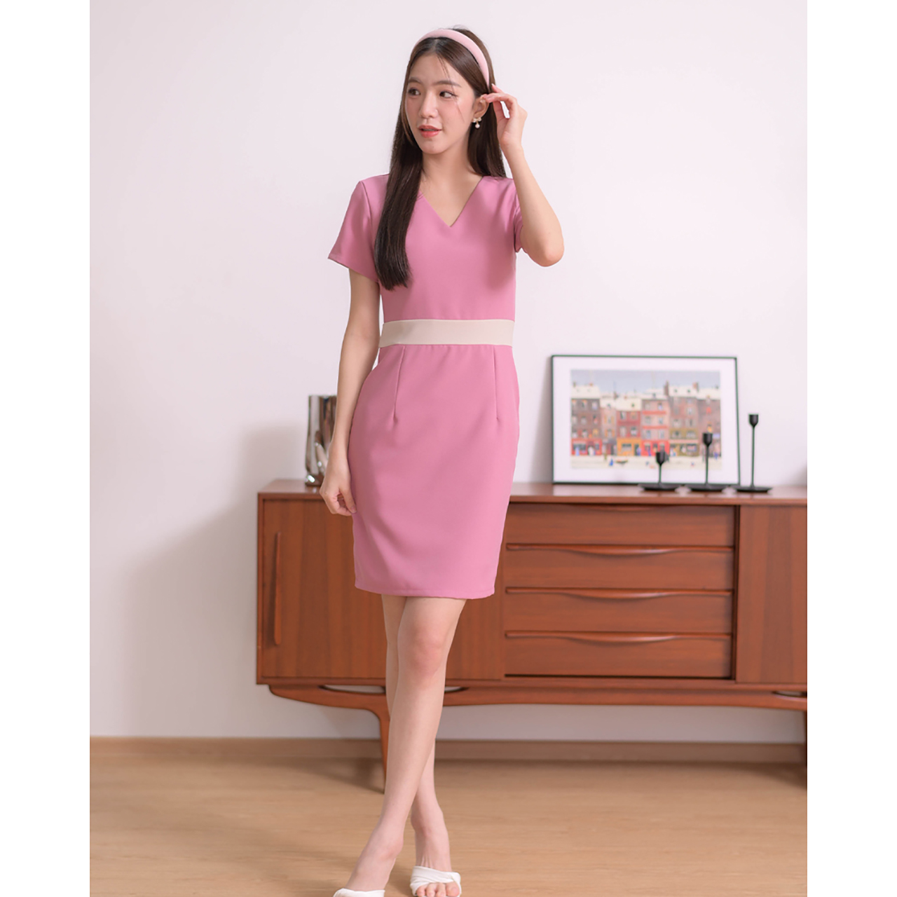 kudapy ฌดรสแขนสั้นคอวี ดีไซน์ทูโทนตัดต่อคาดเอว เข้ารูป ทรงสอบ เนื้อผ้าอยู่ทรง เก็บทรงหุ่นเป๊ะผอมเพรียว