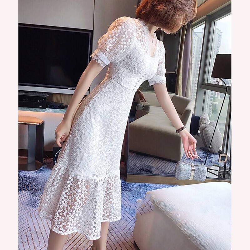 kudapy เดรสยาวสีขาว งานปัก+ซับในสายเดี่ยวแยกชิ้น ใช้ผ้าเนื้อดีปักลายดอกไม้ แต่งเกสรด้วยไหมดิ้นทอง ช่วงเอวแต่งประดับกระดุมเงิน