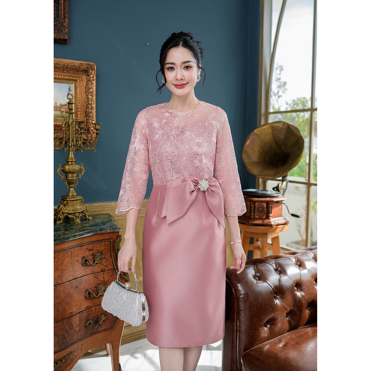 kudapy เดรสผ้าไหมลูกไม้ใยบวบ ตัวผ้าไหมช่วงกระโปรงอัดกาวผ้าให้อย่างดี ช่วงตัวเสื้อเป็นงานผ้าลูกไม้ใยบวบปักลายดอกไม้สวย