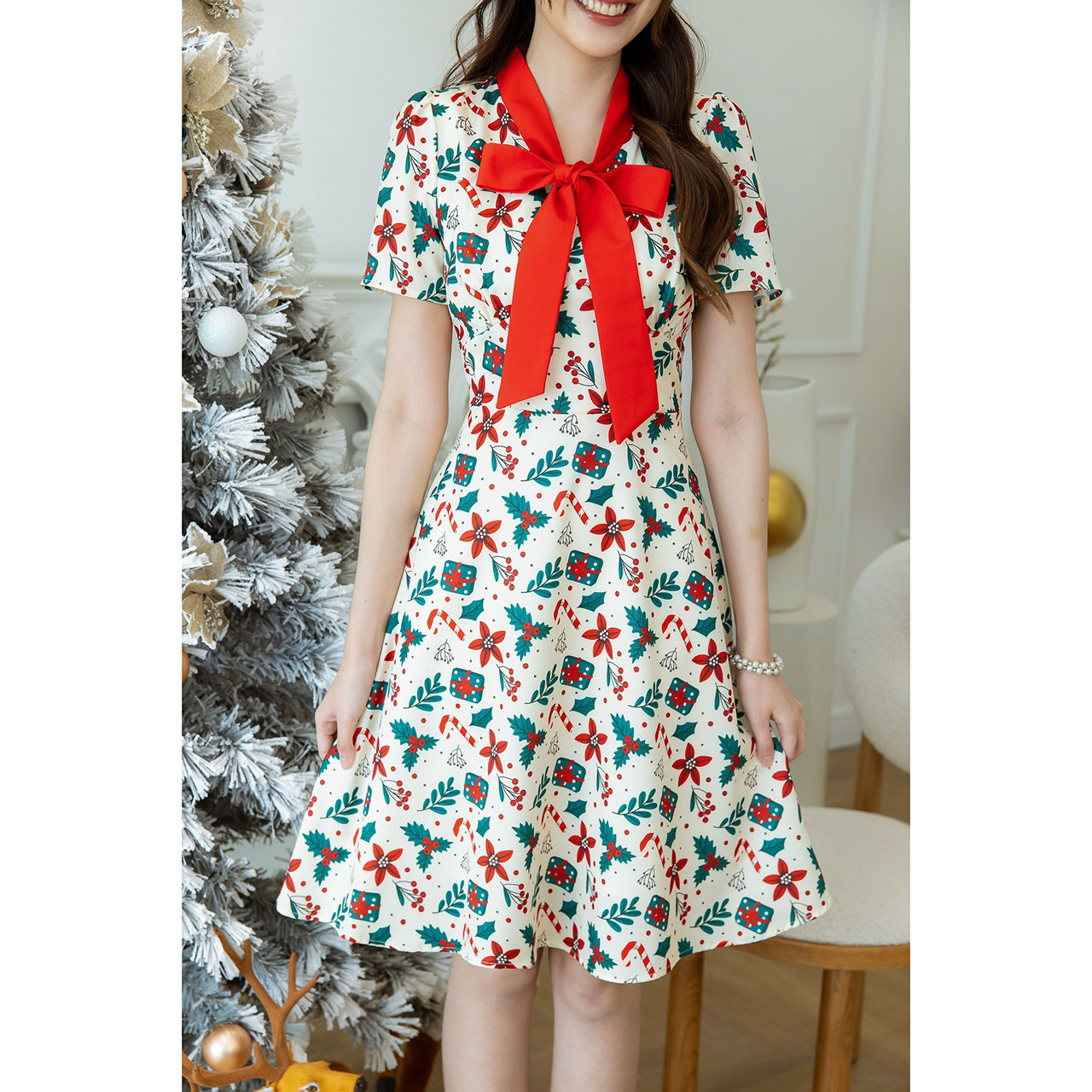 kudapy เดรสสั้นสีแดง/สีครีม พิมพ์ลายคริสตมาส มีดีเทลคอโบว์สีแดง แพทเทิร์นเย็บเข้าทรงช่วงเอว ทรงสวย