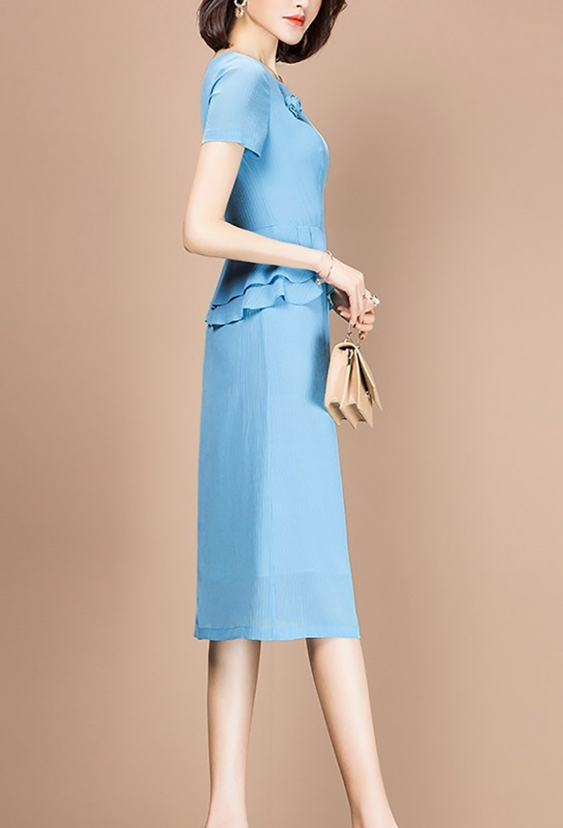 ชุดเดรสสีฟ้าผ้าชีฟองเนื้อดี ผ้านิ่มมาก มีลายเส้นในตัว