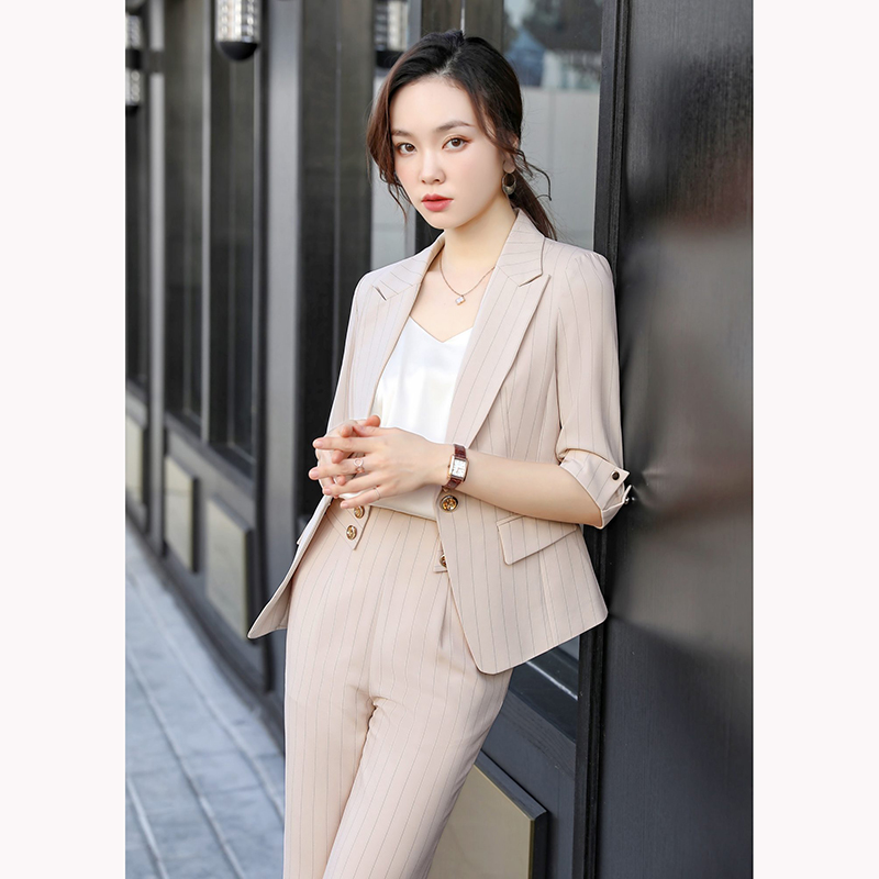 kudapy ชุดสูททำงานผู้หญิงสีดำ/สีขาว/สีเบจ แขนสามส่วนลายทางพร้อมกางเกง จุดเด่นของชุดนี้คือการออกแบบให้เป็นลายทางเพื่อเพิ่มสไตล์