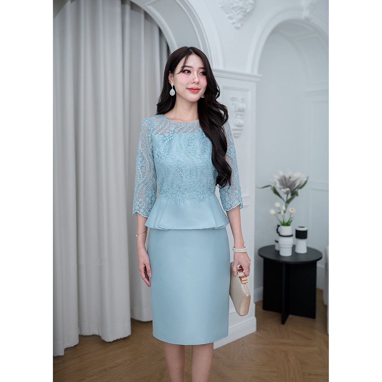 kudapyเดรสสั้นสีฟ้าอ่อน/สีชมพู ผ้าไหมสวยเรียบหรู ดีไซน์ด้านบนเป็นลูกไม้ลายสวย ช่วงเอวแต่งทวิสระบาย ตกแต่งลูกไม้ด้านหน้าช่วงเอว