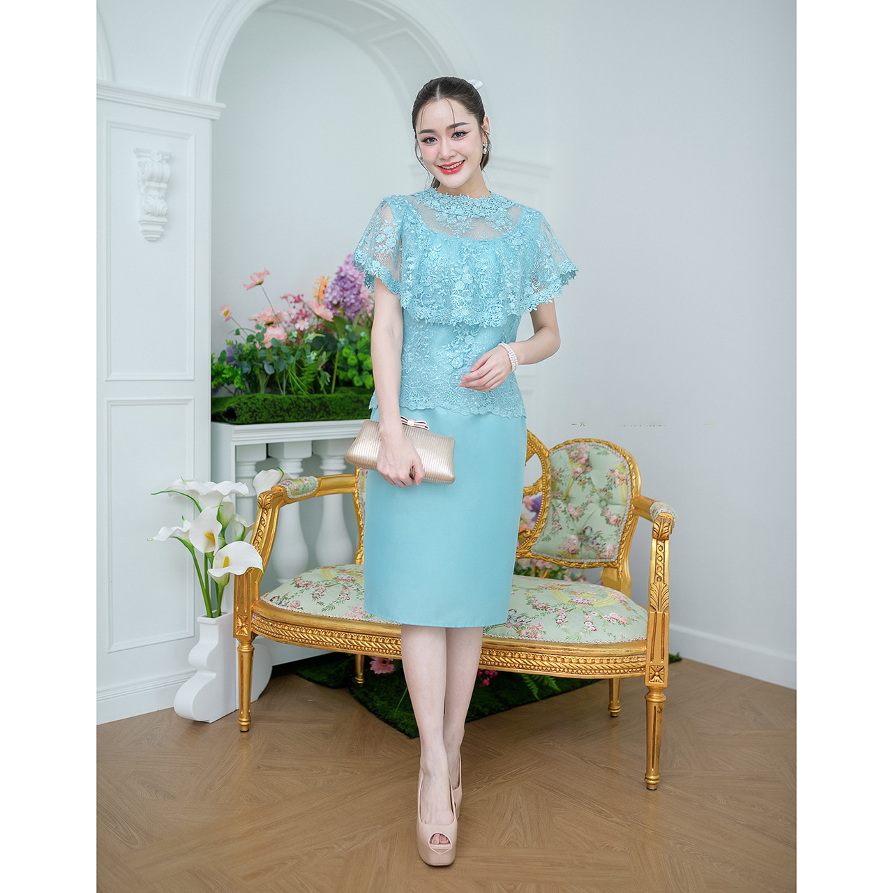 kudapy เดรสสั้นสีม่วง/สีฟ้า ด้านบนเป็นงานผ้าลูกไม้คลุมไหล่ระบายแต่งรอบคอด้วยลูกไม้สวยหรู กระโปรงเป็นงานผ้าไหมญี่ปุ่น