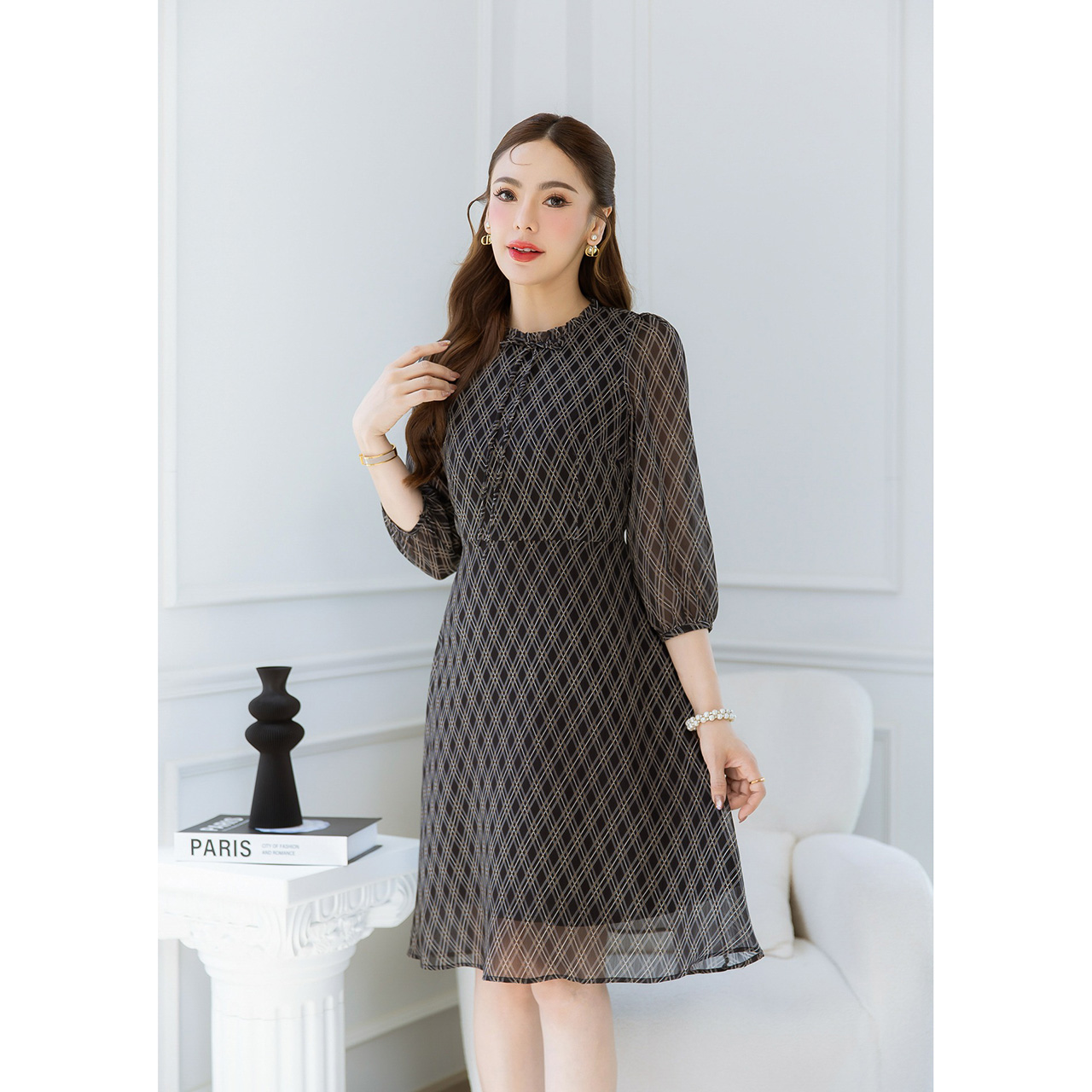 kudapy เดรสผ้าชีฟอง สวยเรียบหรู ใส่สบาย โทนสีดูหรู สีเข้มช่วยพรางหุ่น ลายตารางข้าวหลามตัด ดีเทลคอจีบเล็กผูกโบว์ เป็นแขนสีส่วน