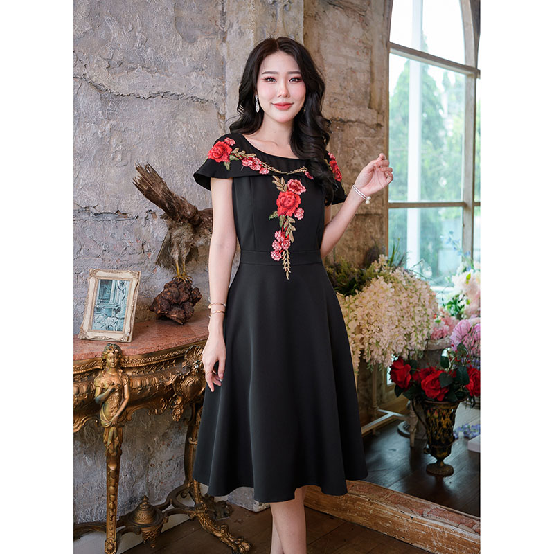 kudapy เดรสสั้นสีชมพู/สีดำ ผ้านิ่มๆ ดีเทลหวานเป็นงานปักรูปดอกไม้ช่วงไหล่และอก ดีไซน์ชุดสวยแขนเสื้อเป็นระบายเก๋แบบคลุมไหล่ยาวรอบตัว