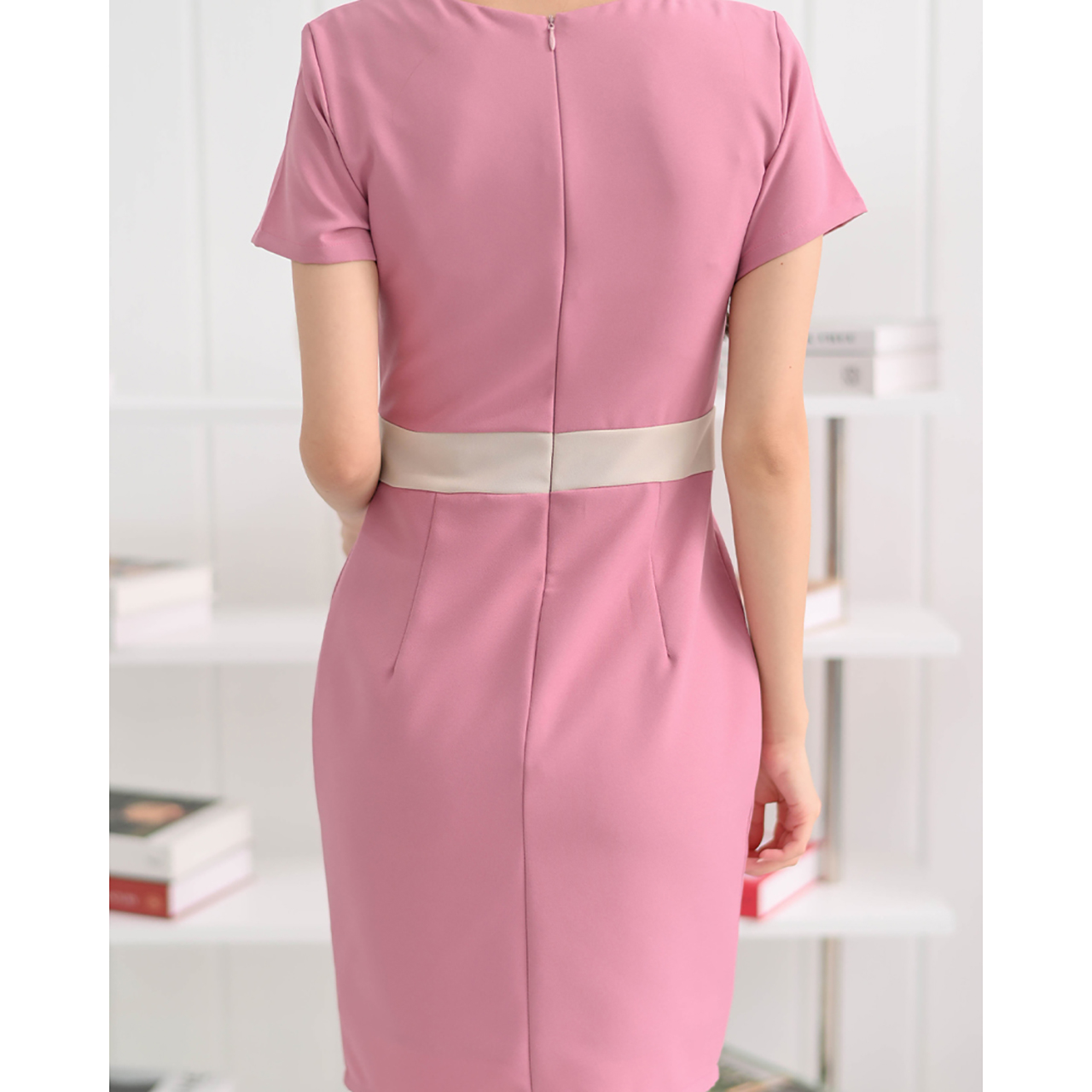 kudapy ฌดรสแขนสั้นคอวี ดีไซน์ทูโทนตัดต่อคาดเอว เข้ารูป ทรงสอบ เนื้อผ้าอยู่ทรง เก็บทรงหุ่นเป๊ะผอมเพรียว