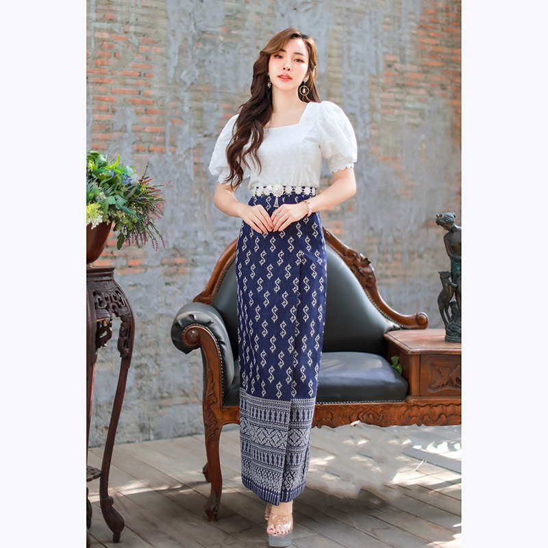 kudapy ชุดเซทสีขาว เสื้อคอตตอนปักฉลุ คอทรงเหลี่ยม แขนเจ้าหญิง จั้มปลายแขน เนื้อผ้านิ่ม ใส่สบาย มีซับใน มีซิปซ่อนหลัง ผ้าถุงสำเร็จรูปลายขอเจ้าฟ้า เ