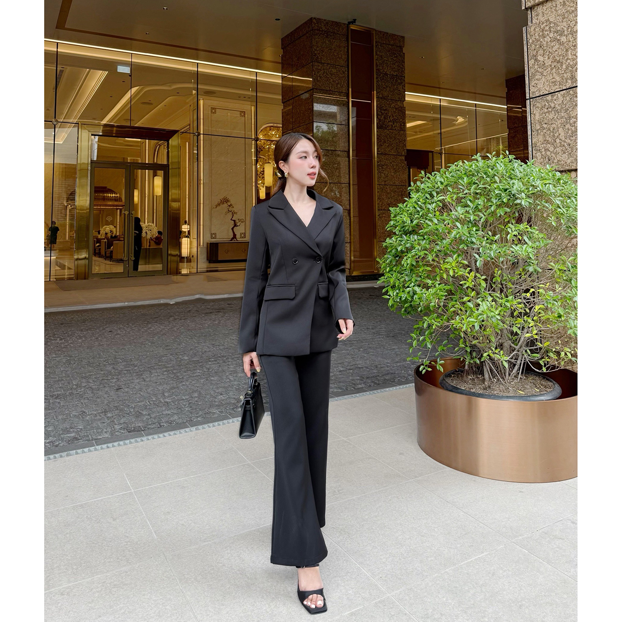 kudapypy ชุดเซ็ทเสื้อสูท ปกสูท มีรองบ่าๆเพื่อให้เป็นทรงสวย ออกแบบกระเป๋าให้สามารถใช้งานได้ มาพร้อมกับกางเกงใช้ผ้าเดียวกับเสื้อสูท