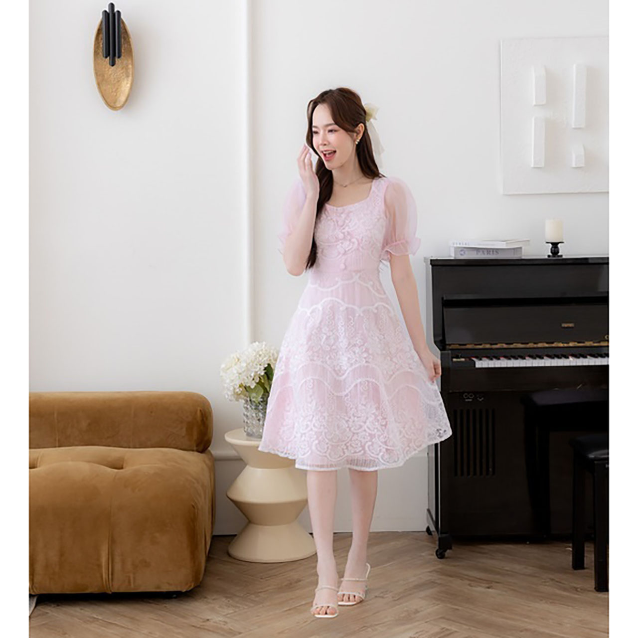 kudapy เดรสสั้นสีชมพู/สีครีม เดรสลูกไม้แขนตุ๊กตา แต่งกระดุมที่อก ผ้าใส่สบายสวยดูดี