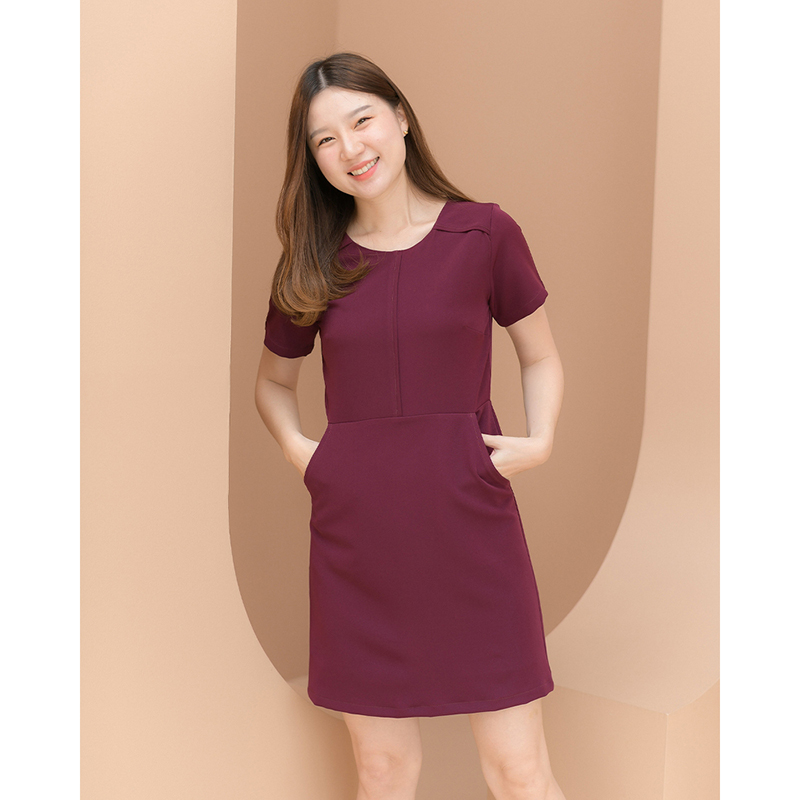 kudapy เดรสสั้นสีฟ้าอ่อน/สีแดงเข้ม/สีมัสตาร์ด ตัดต่อเล่นคัทติ้งกลางลำตัวและช่วงไหล่ มีกระเป๋าด้านข้าง งานซับในทั้งตัว