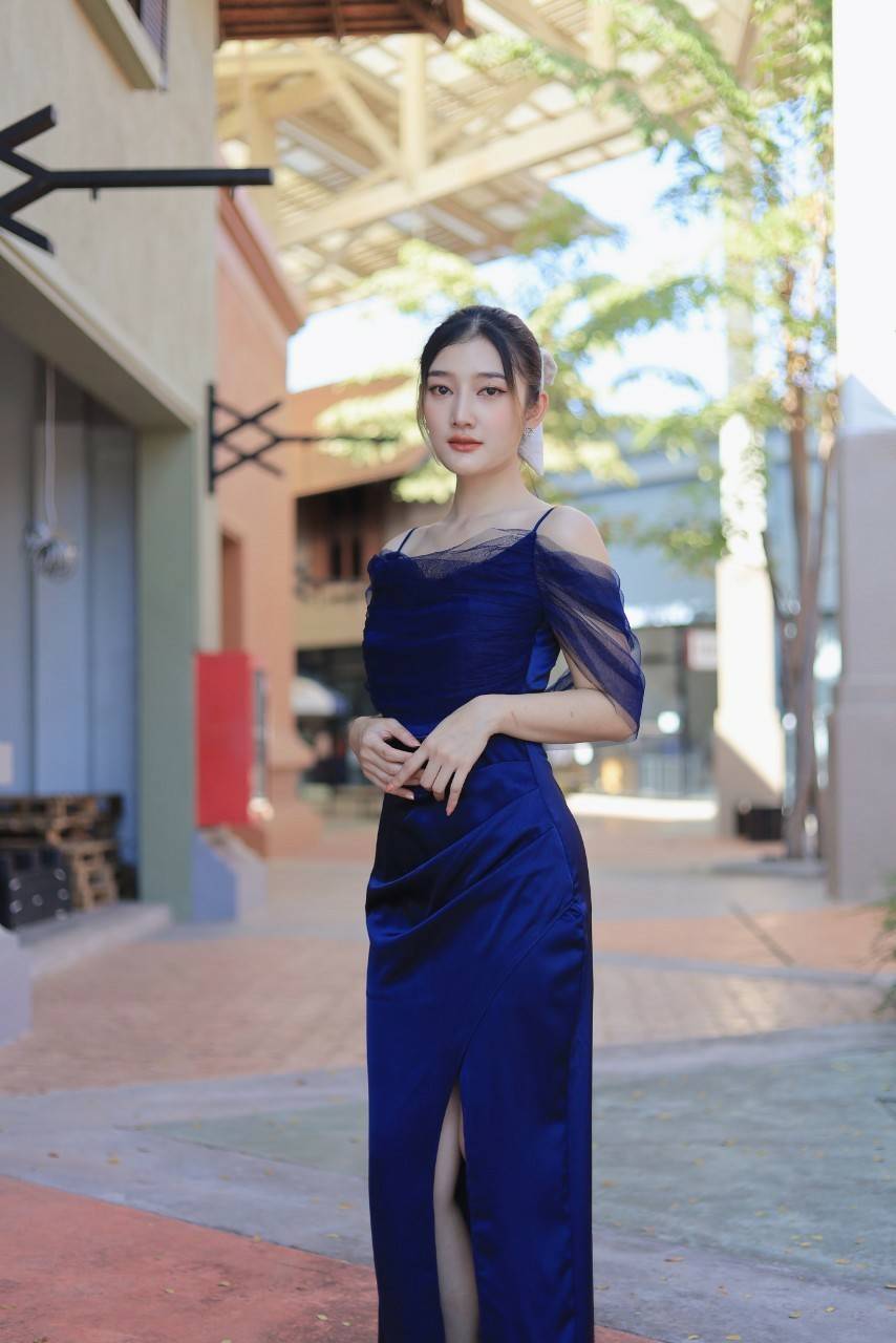 kudapy เดรสยาวออกงาน ปาดไหล่ แต่งสายเดี่ยว เดรสผ้าเครปซาตินเนื้อนิ่มลื่น S M L XL 2XL ยาว 58 นิ้ว