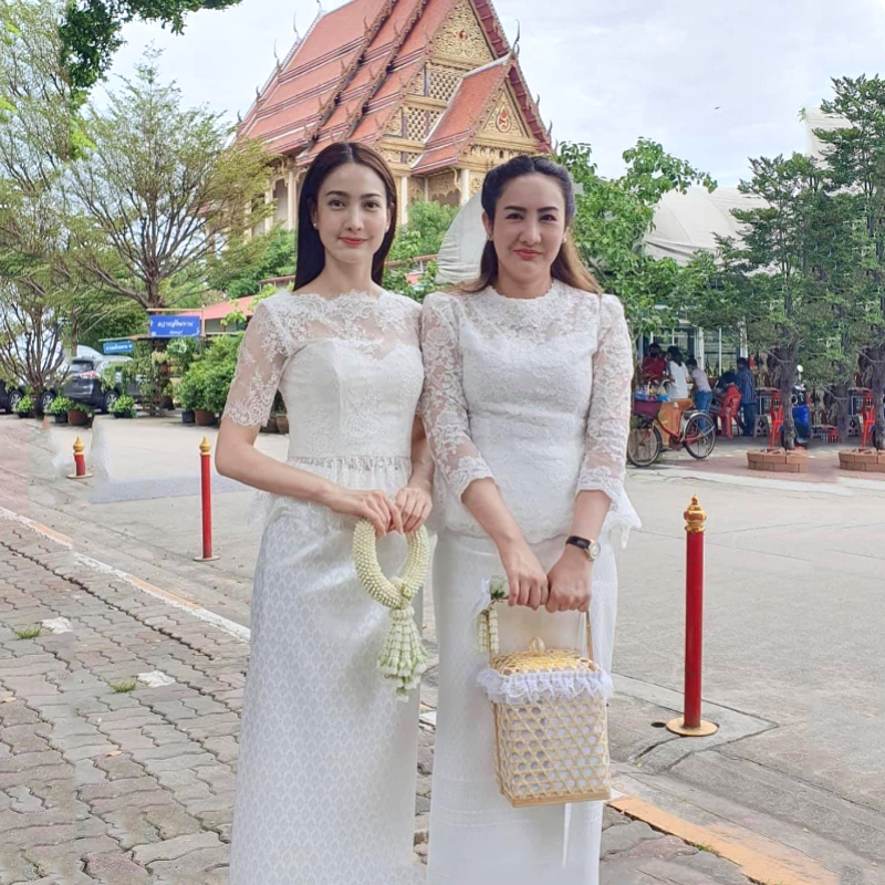 kudapy ชุดไปงานที่คุณแต้วใส่ เซตเสื้อลูกไม้สีขาว+กระโปรงผ้าไหมลายไทยสีขาว เสื้อทรงเปิดไหล่แบบเซ็กซี่นิดๆ งานสวยมากค่ะรุ่นนี้