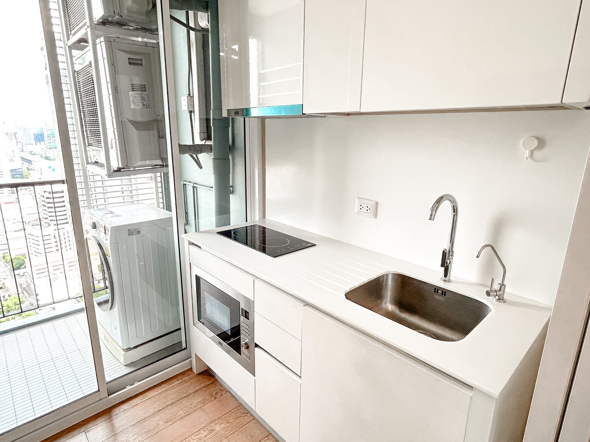 ให้เช่าคอนโด The Saint Residences (เดอะ เซนต์ เรสซิเดนซ์) โซนพื้นที่ BTS ห้าแยกลาดพร้าว ห้องแบบ 1ห้องนอน / 1ห้องน้ำ / โซนครัวปิด ขนาดห้อง 31 ตรม. ชั้น 28 ตึก C