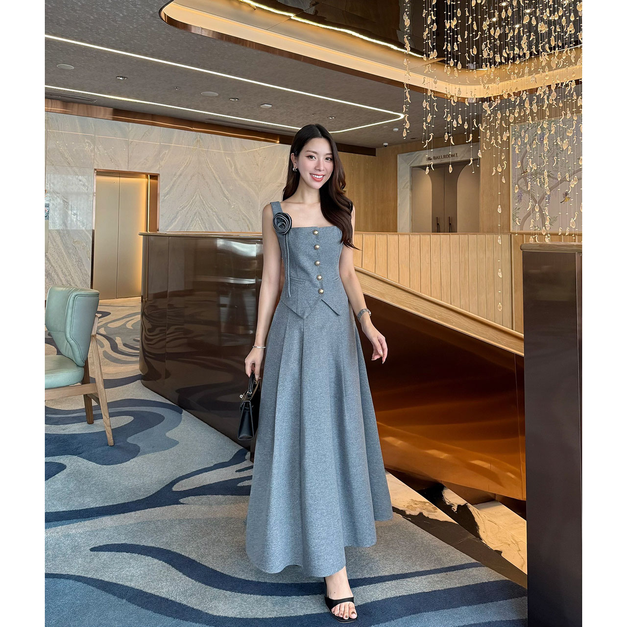 kudapy Set 3 ชิ้น : เสื้อแขนกุด+กระโปรง+เข็มกลัดดอกไม้ เซ็ทเสื้อแขนกุดมาพร้อมกระโปรงยาวทรงปล่อย เสื้อเป็นกระดุมจริง ตกแต่งกระเป๋าหลอกด้านหน้าซ้ายขวา