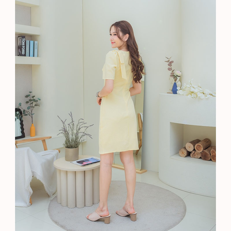 kudapy เดรสสั้นสีขาว/สีชมพู/สีเหลือง ทรงเข้ารูป ประดับโบว์ตรงไหล่ เนื้อผ้าวาฟเฟิลเป็นสาวคิวท์เกิล