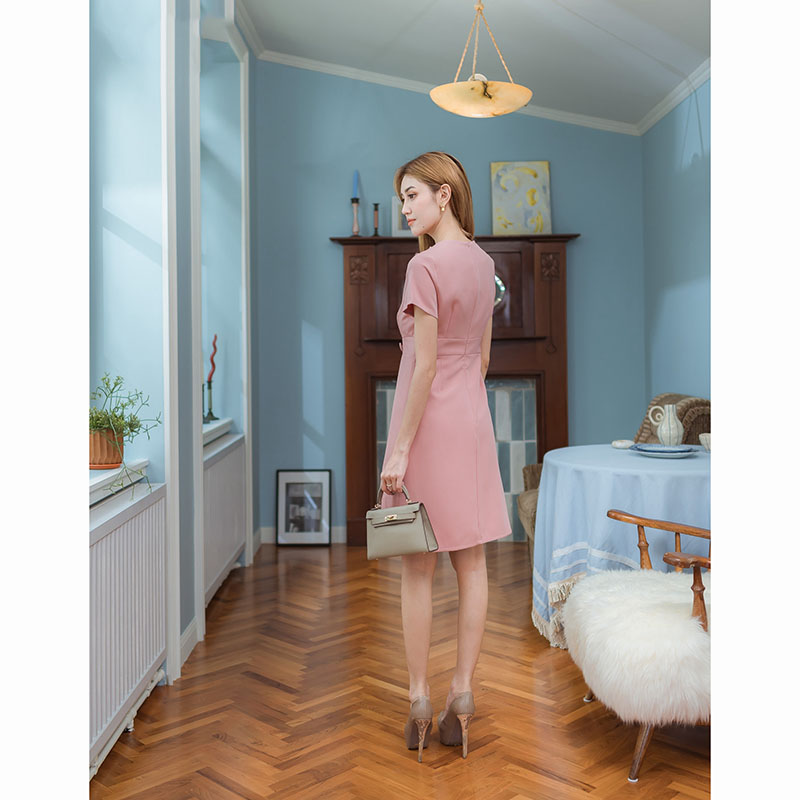 kudapy เดรสสั้นสีแดงเลือดหมู/สีชมพู คอวีงานไขว้หน้า ทรงแขนสั้น ตกแต่งกระดุมปั้มเรียงเม็ดช่วงไหล่ซ้าย เอวเย็บเข้าขอบแต่งกระดุมปั้มหนึ่งเม็ด ชายกระโปรงอัดพลีท