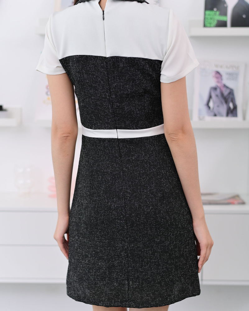 kudapy เดรสแขนสั้นคอปกในตัว ตัดต่อกลางตัวเสื้อแต่งกระดุมมุกขอบดาว แต่งระบายบ่าหน้าและตัดต่อขอบเอวให้อำพรางหุ่นมีเอวคอด