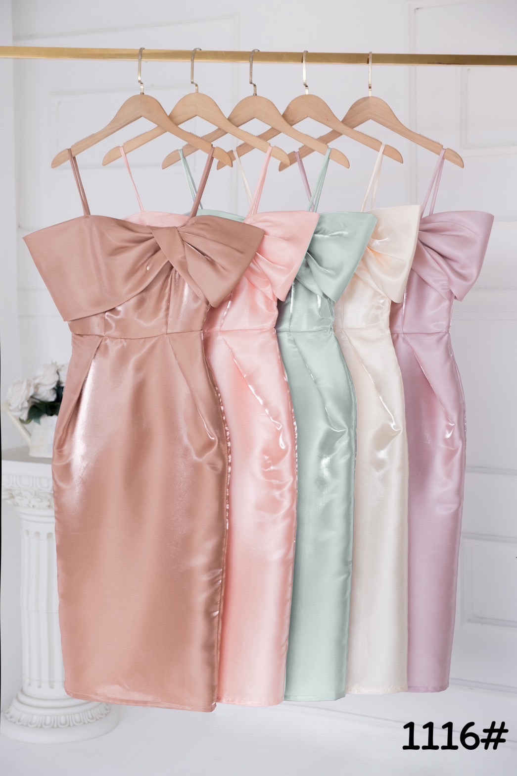 kudapy เดรสสายเดี่ยวเปิดบ่า แต่งจีบโบว์ข้าง กระโปรงสอบ ทรงดินสอ ผ่าหลังเดินสะดวก พรางแขน