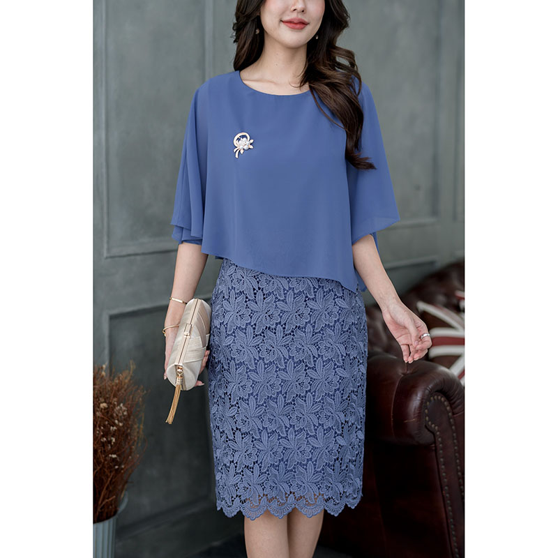 kudapy เดรสสั้นสีม่วง/สีฟ้าคราม ลูกไม้เงาเนื้อดี ทอลายสวยๆ ดีไซน์ตัดเย็บเป็นกระโปรงทรงตรง ด้านบนเป็นผ้าชีฟองเย็บคลุมทั้งตัวเป็นงานปีกผีเสื้อ