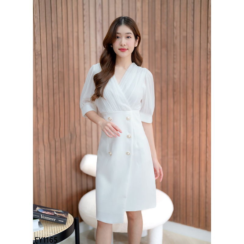 kudapy เดรสสั้นสีขาว/สีดำ จีบอกแขนจั๊มแต่งกระดุม ผ้าเบาใส่สบายสวยดูดีน่ารักมากๆ