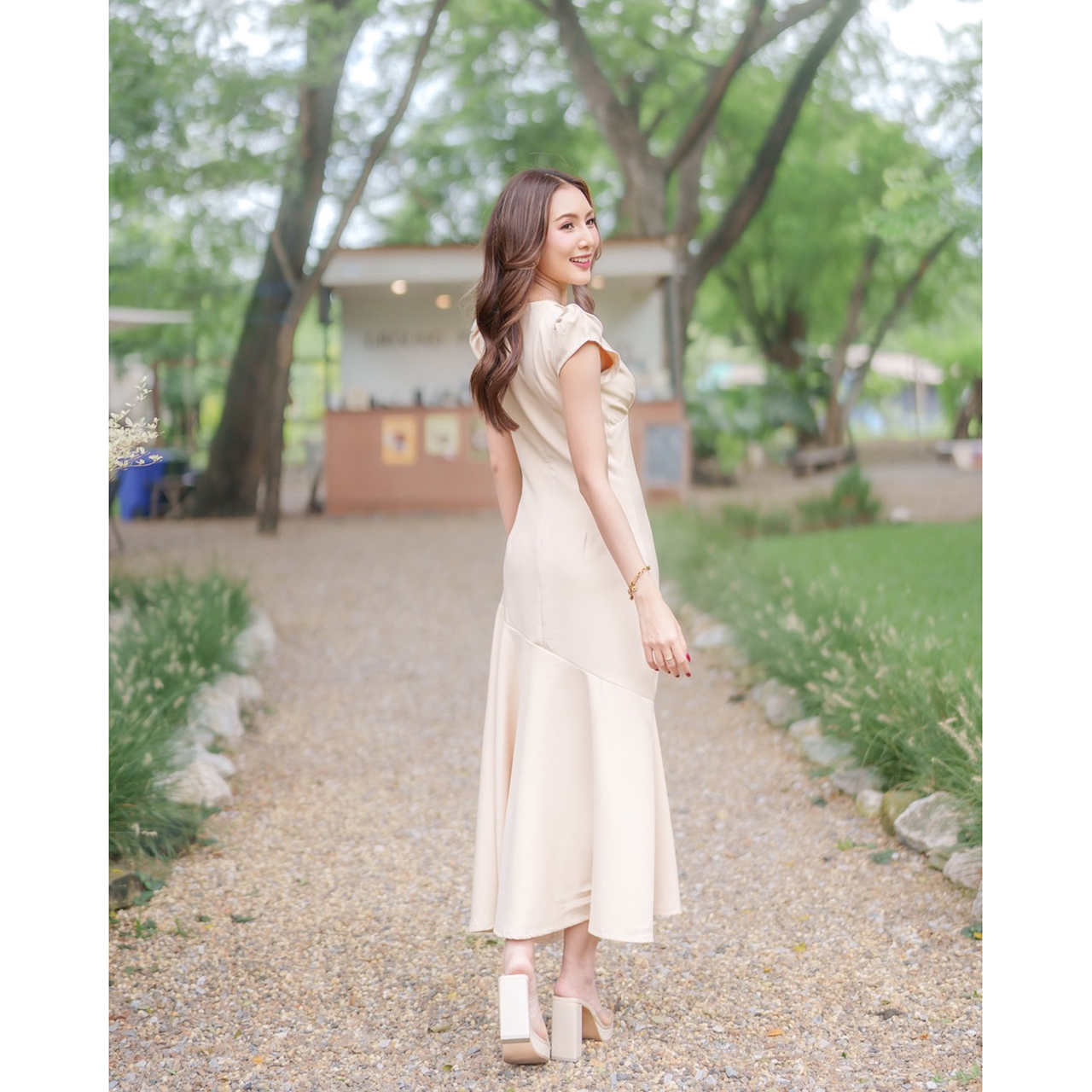 kudapy เดรสยาวดีไซน์คอวีเย็บรูดใต้อกช่วยขับรูปร่างให้ดูมีมิติ