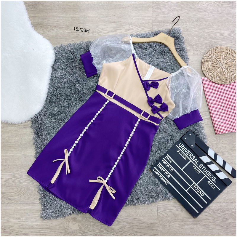 kudapy เดรสสั้น แขนพอง ผ้าแก้วซีทรู ทรงอกป้ายแต่งโบว์ เอวแต่งเข็มขัด กระโปรงแต่งลูกไม้ขาวยาว งานผ้าซาร่า มีซิปหลัง