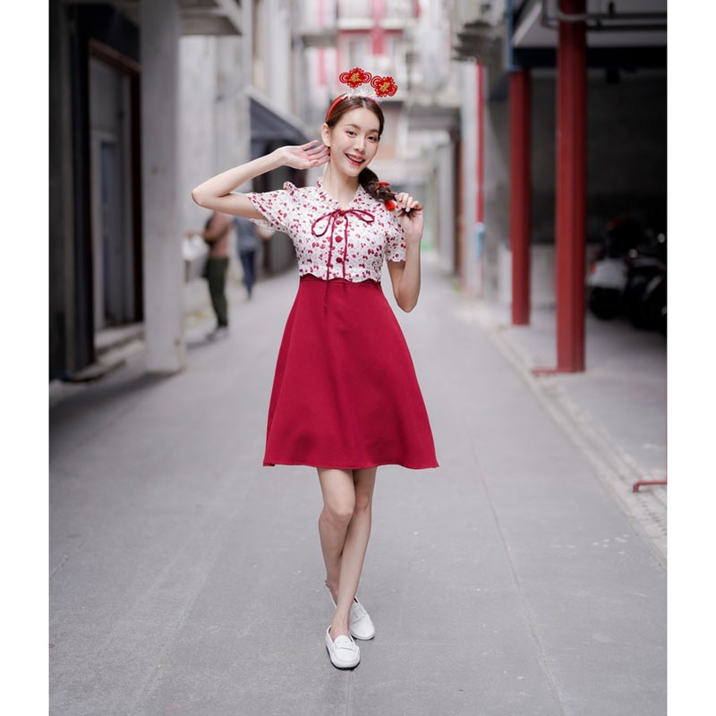 kudapy เดรสสั้นสีแดง/สีกรม/สีน้ำตาล ลายดอกอกแต่งระบาย