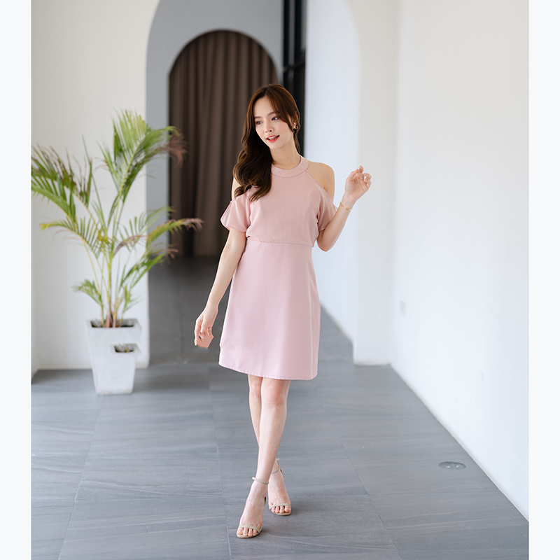 kudapy เดรสสั้นสีครีม/สีชมพู เป็นสีพื้นทรงเหมือนเสื้อกล้ามแต่แต่งด้วยผ้าชีฟองคลุมช่วงแขน