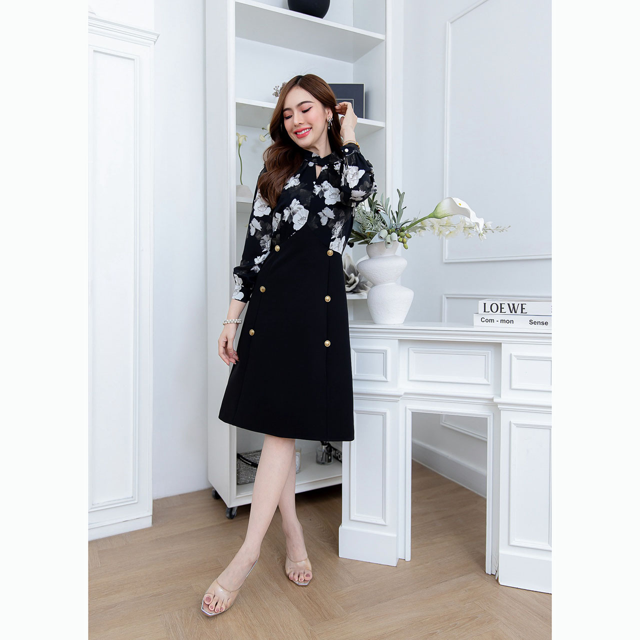 kudapy เดรสสั้นสีดำ/สีน้ำตาล คอไขว้สูง แขนยาว ทรงสวยหรู แพทเทิร์นดี เป็นผ้าลายดอกสวยตัดต่อผ้าพื้น สวยสุภาพ