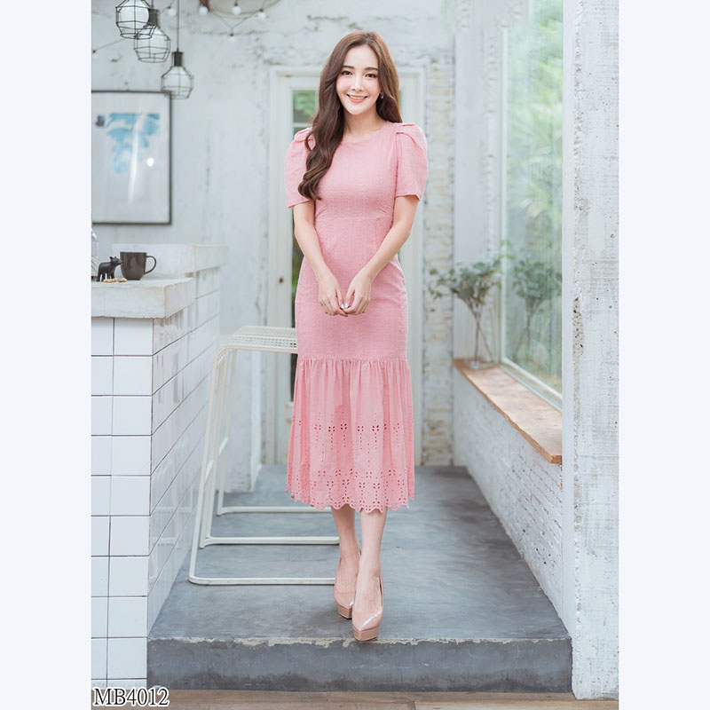 kudapy เดรสยาวคอกว้างสีชมพู แขนพองจั้มจับจีบ ผ้าฉลุเกาหลีสวยน่ารักดูดีมากๆ