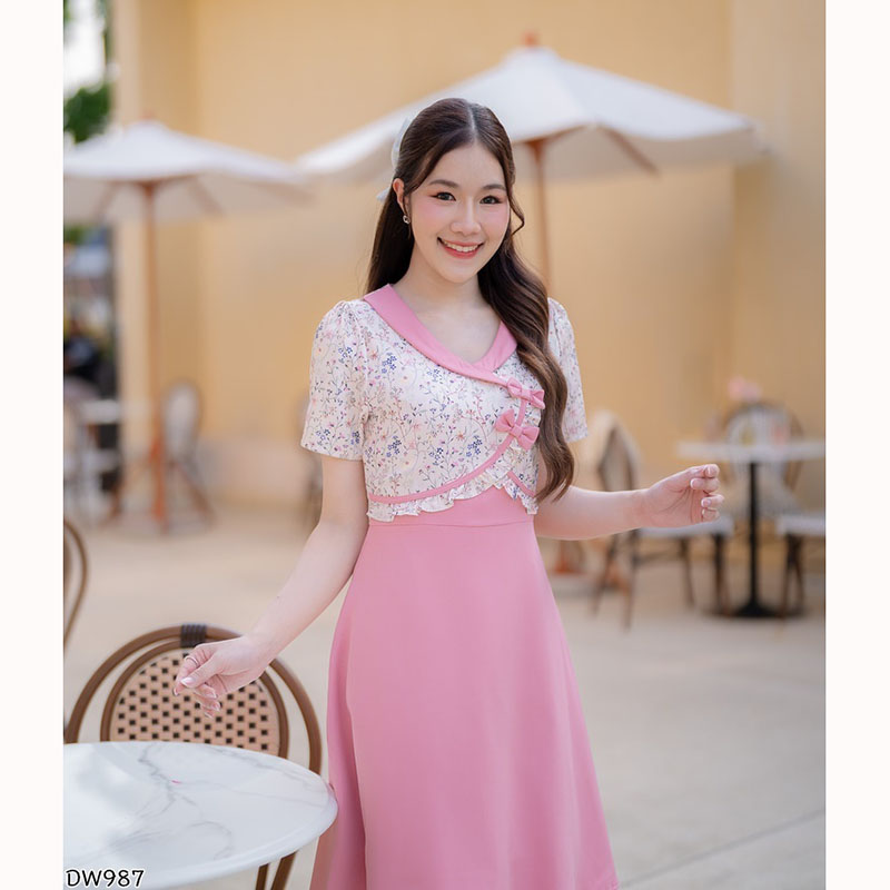 kudapy เดรสสั้นสีเหลือง/สีชมพู/สีกรม คอบัวเสื้อกั๊กทรงระบายเล็กๆ กระโปรงพริ้ว ดีเทลมีกระดุมน่ารักๆติดตรงอก