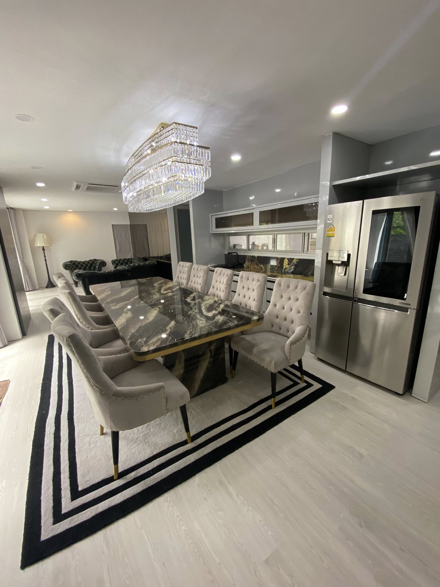 หมู่บ้าน Noble Tara Pattanakarn (โนเบิล ทารา พัฒนาการ) บ้านเดี่ยวขนาดใหญ่2ชั้นหลังมุม โซนพื้นที่ ARL MRT หัวหมาก ให้เช่าและขายห้อง เนื้อที่ 134 ตารางวา พื้นที่ใช้สอย 550 ตารางเมตร 5 ห้องนอน 6 ห้องน้ำ 1 ห้องนั่งเล่น