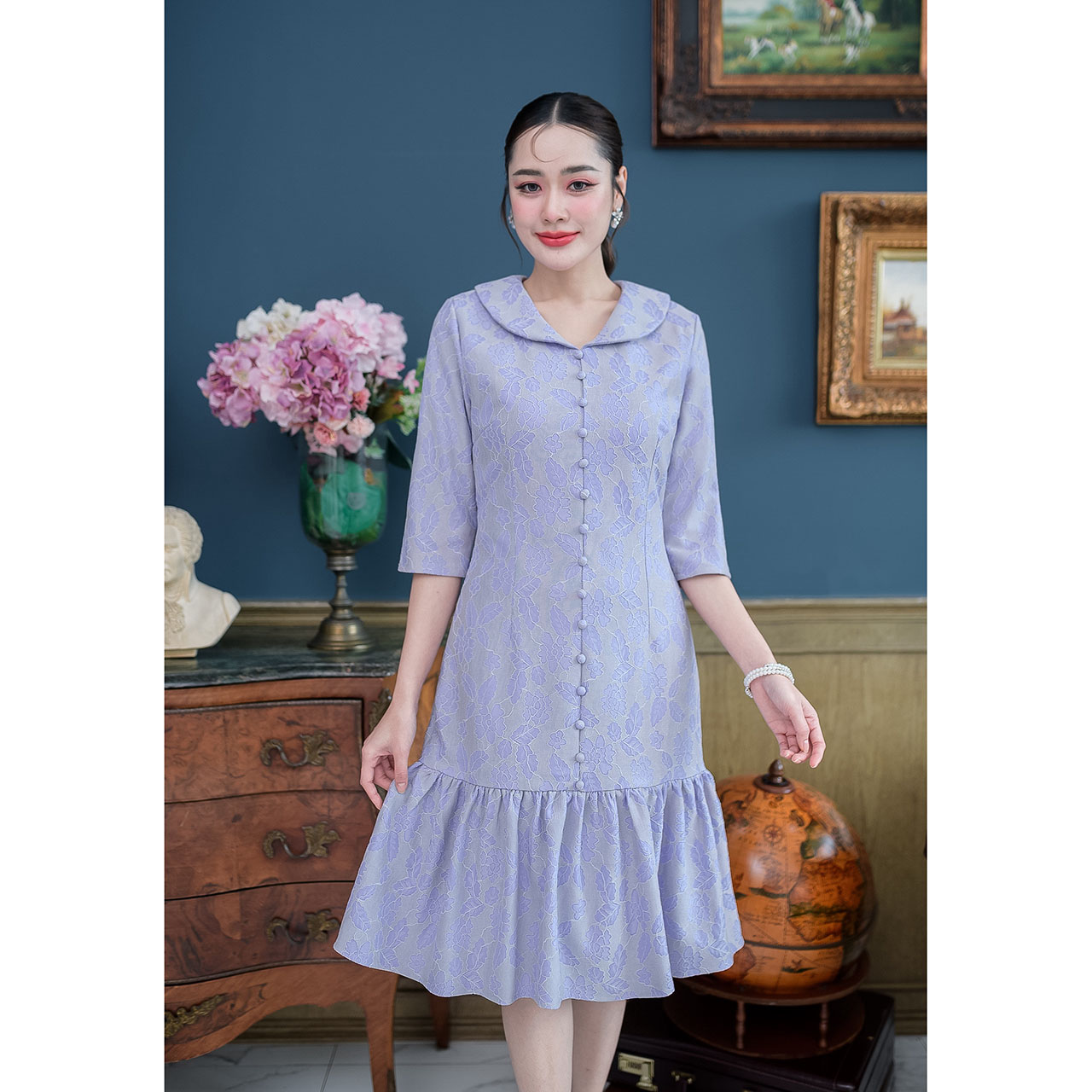 kudapy เดรสสั้นสีชมพู/สีม่วง ลูกไม่เนื้อนิ่มทรงเรียบร้อยสุภาพ ผ้าลูกไม้อัดกาวให้ทั้งชุด ทรงแขนยาวเลยศอก คอบัว แต่งกระดุม