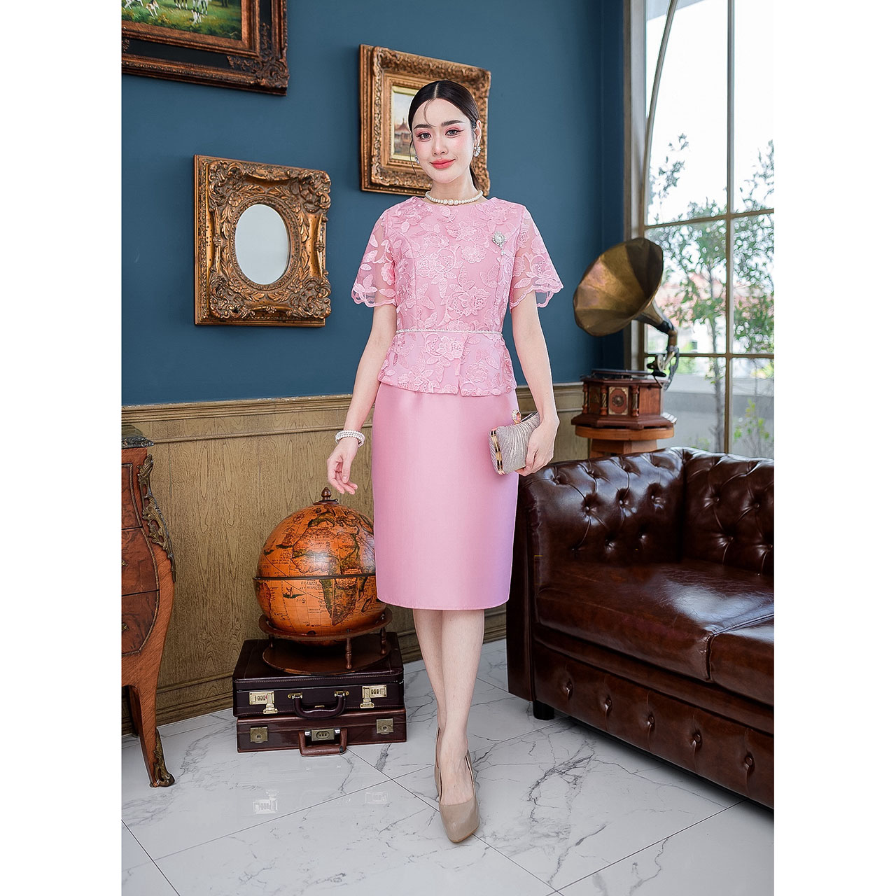 kudapy เดรสสั้นสีชมพู/สีทอง ผ้าไหมลูกไม้ งานตัวกระโปรงเป็นผ้าไหมตัวเสื้อเป็นลูกไม้ปัก