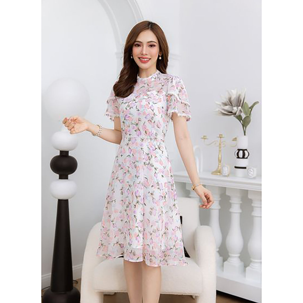 kudapy เดรสสั้นสีขาว/สีกรม ชีฟองคอสูง ลายดอก เป็นดีเทลแขนระบายสองชั้น และแต่งด้วยลูกไม้ทั้งสองชั้น