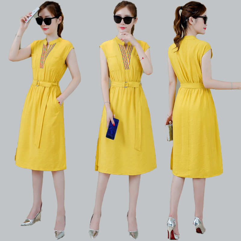 ชุดเดรสสีเหลืองนวล ผ้าคอตตอน ไหล่บ่าล้ำ
