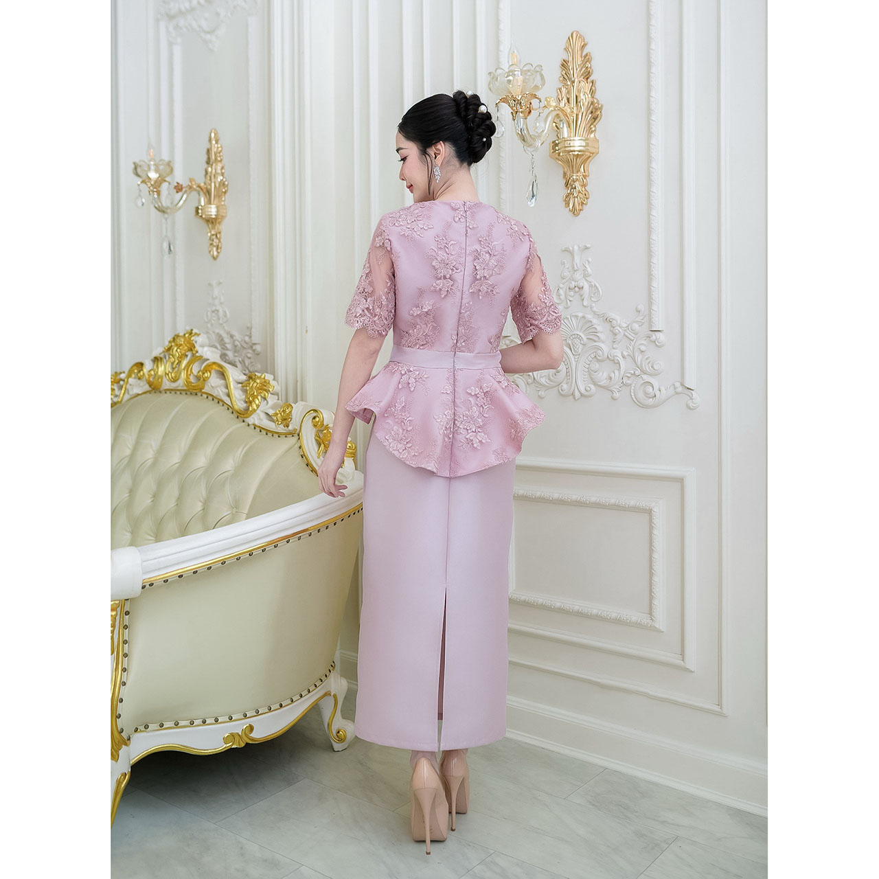 kudapy เดรสยาว ผ้าไหมทั้งชุด ด้านบนเป็นงานแต่งด้วยลูกไม้คอร์ด เดรสทรงสวยเป็นงานเอวระบายรอบตัวหน้าสั้นหลังยาว