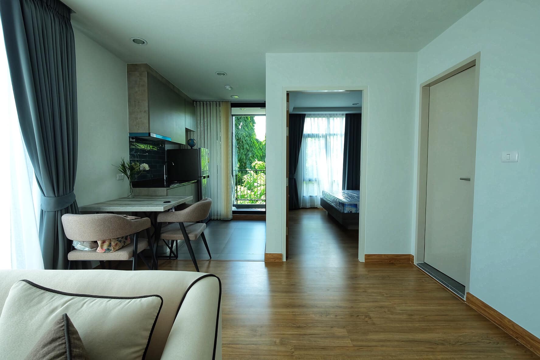 สนใจชมห้องติดต่อได้เลย Line ID: Smile-easy ปล่อยเช่าคอนโด The Unique Ekamai-Ramintra (ดิ ยูนีค เอกมัย-รามอินทรา) - 1ห้องนอน 1ห้องน้ำ 1ห้องนั่งเล่น - ใกล้ Central Festival East Ville - ขนาดห้อง 38 ตรม. ชั้น 2 ตึก A