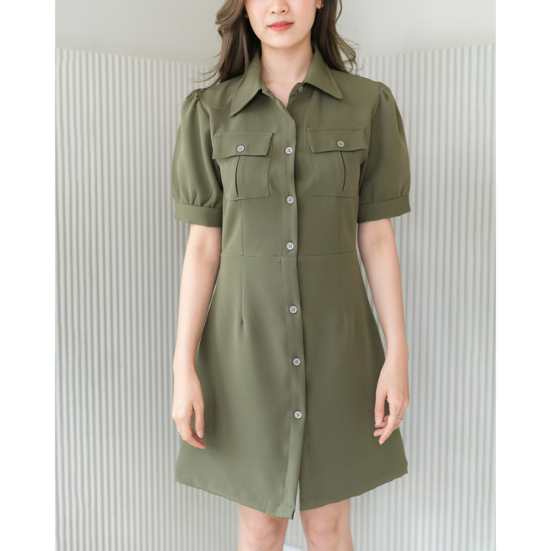 kudapy ชุดเดรสสั้นสีต้ำตาล/สีเขียว/ คอปก กระดุมหน้า แขนตุ๊กตารูดพองเบาๆ เพิ่มกิมมิคติดกระเป๋าที่อกสองข้าง